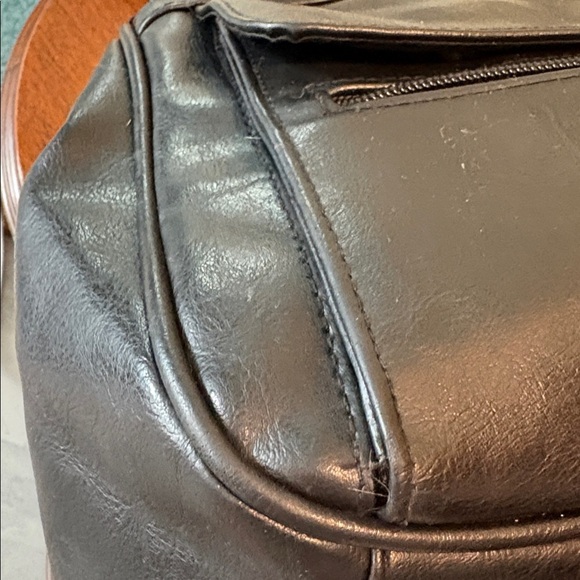 JS collection shoulder business bag tablet case 4 zippered sections soft
Black - Picture 15 of 17